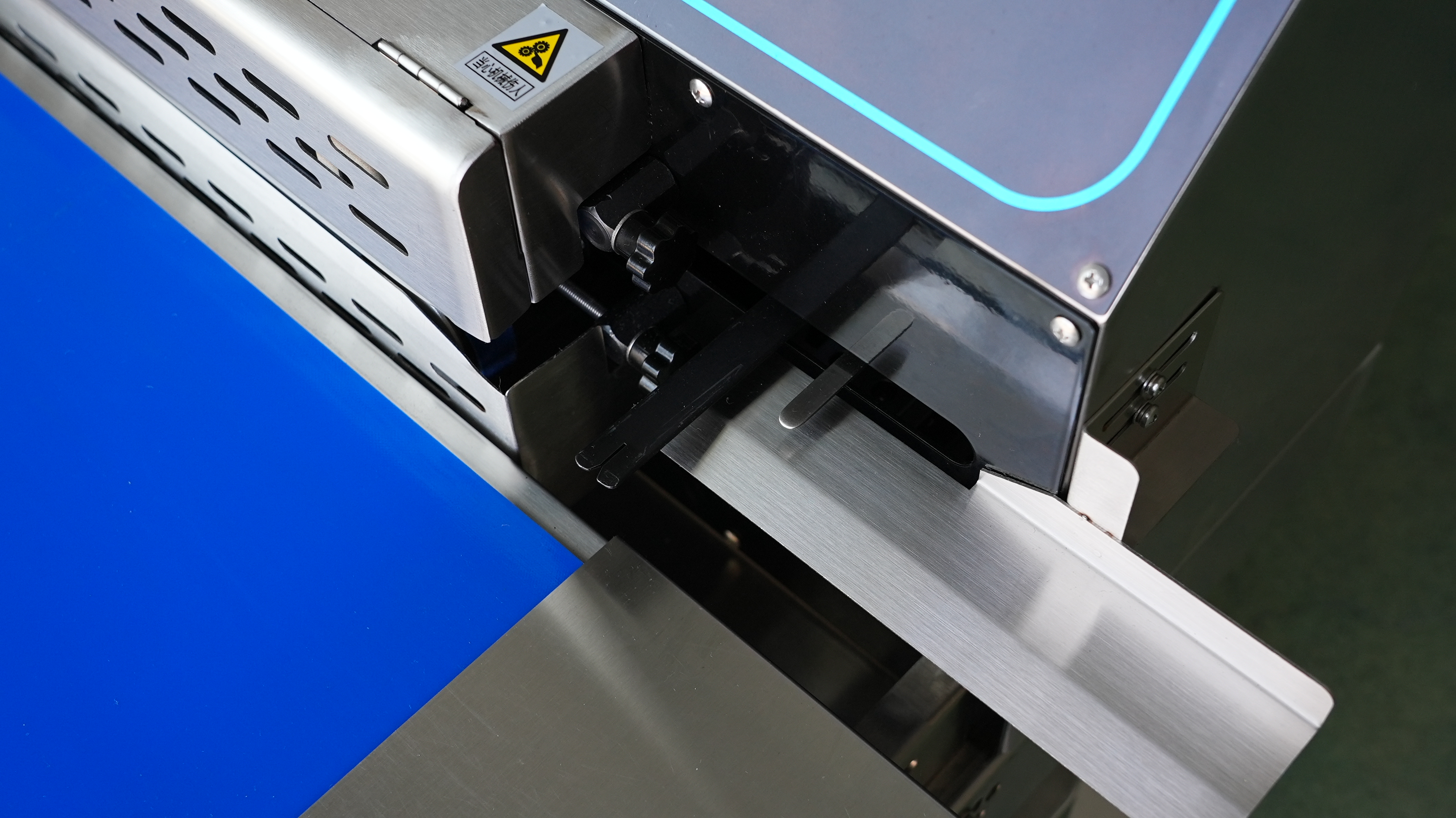 Máquina selladora de banda continua con succión de aire y descarga de gas Hualian con codificación de tinta sólida FRM-980WH