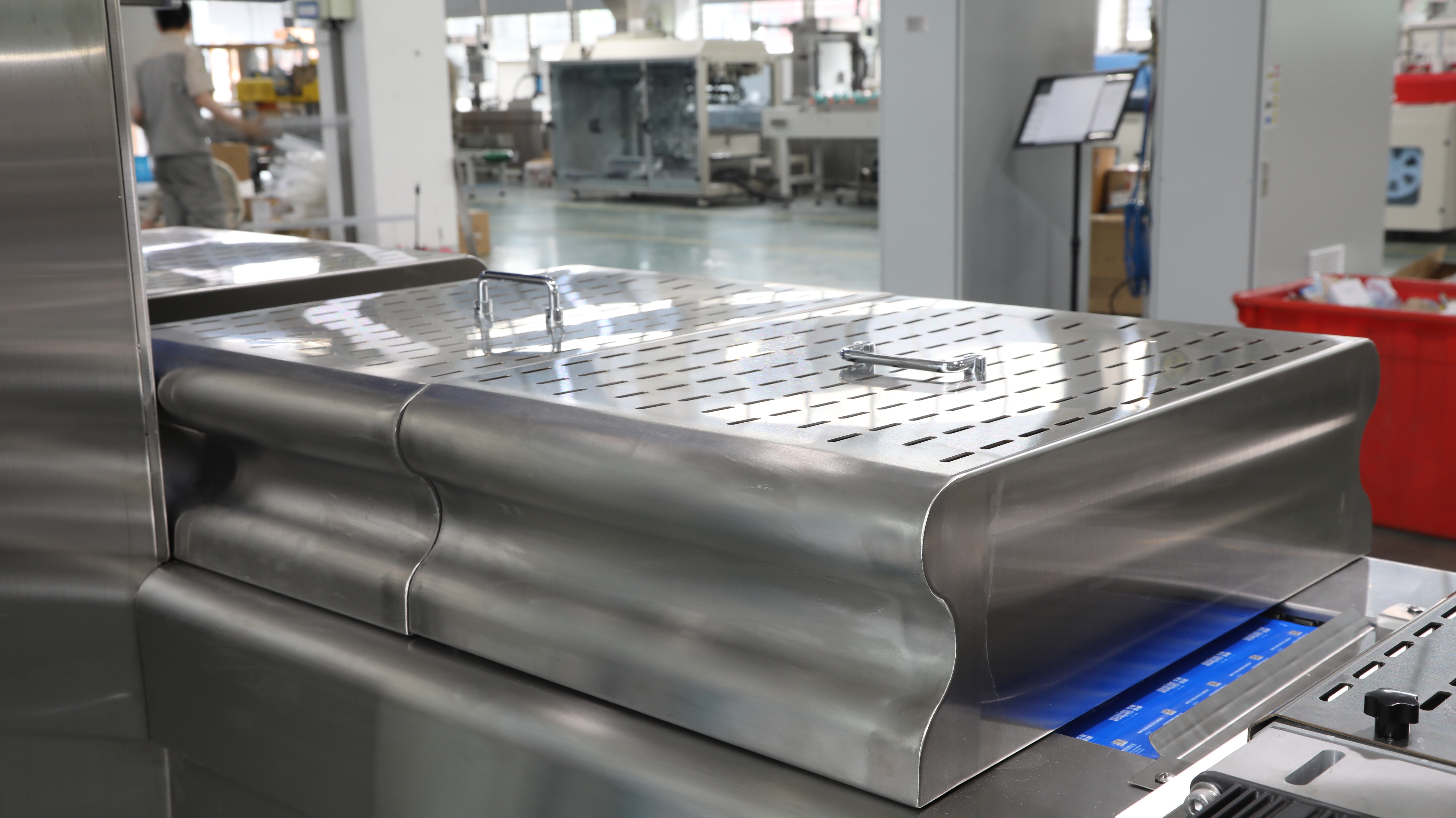 Vista parcial de la m&aacute;quina de envasado con termoformado 