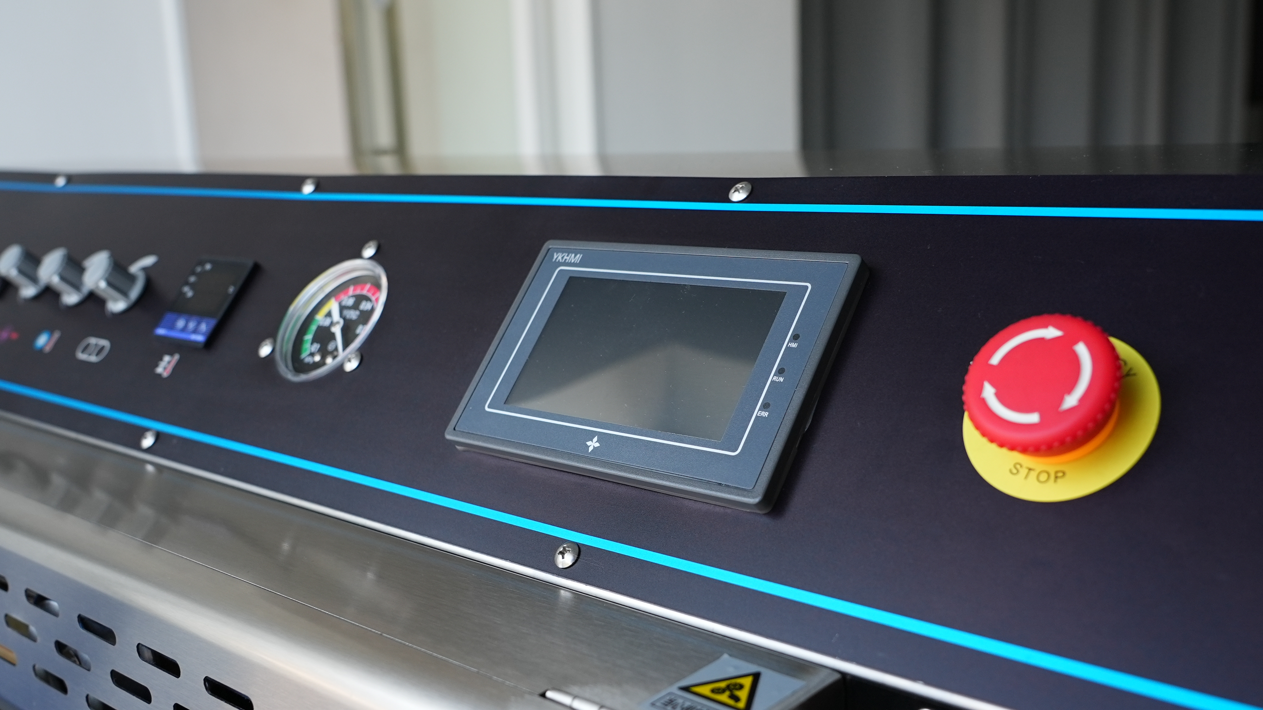 Máquina selladora de banda continua con succión de aire y descarga de gas Hualian con codificación de tinta sólida FRM-980WH