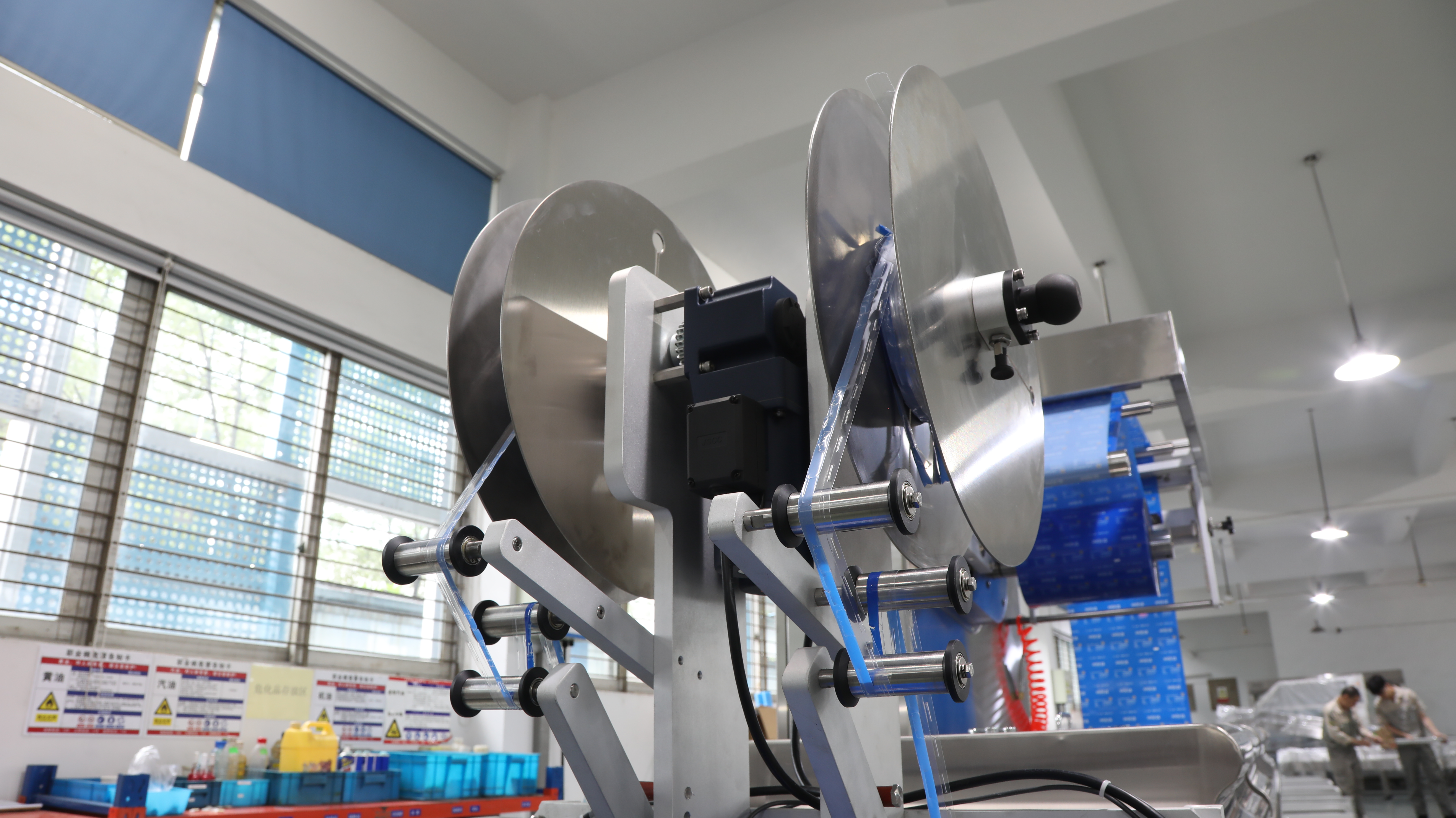 Vista parcial de la m&aacute;quina de envasado con termoformado 