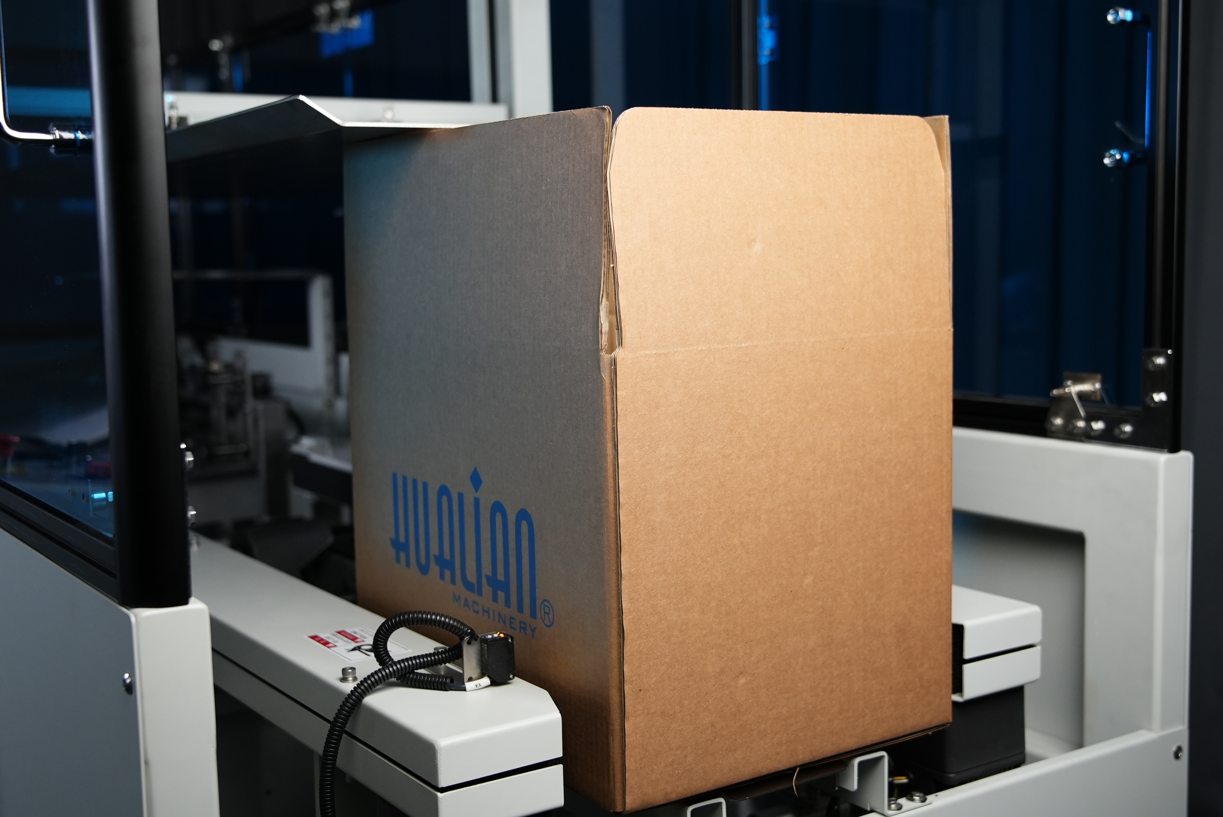 Máquina formadora automática de cajas de cartón Hulian con sellado inferior de papel Kraft activado por agua HCE-544W-L 