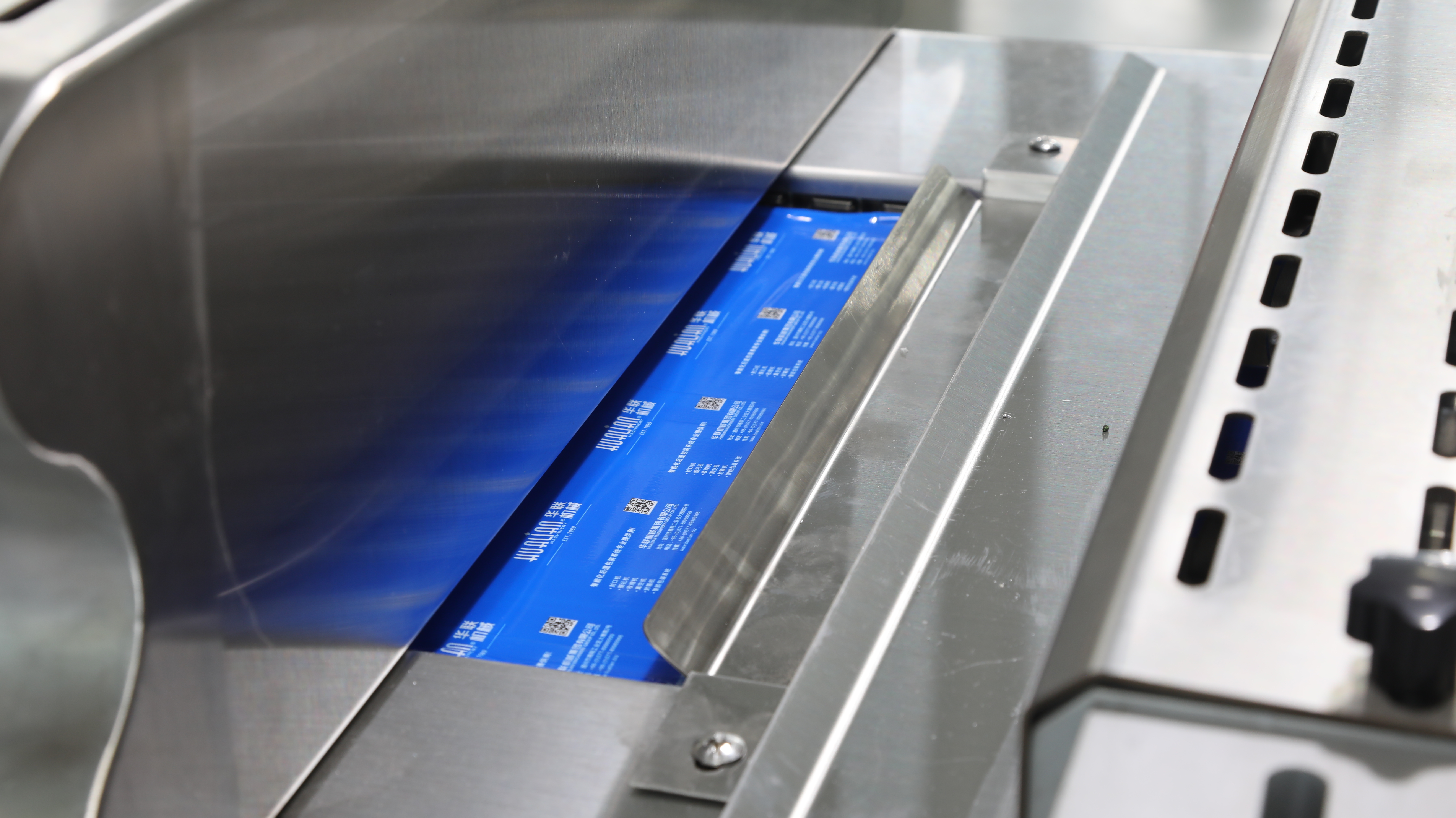 Vista parcial de la m&aacute;quina de envasado con termoformado 