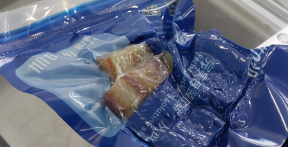 La barra de sellado calienta y presiona el extremo abierto de la bolsa.